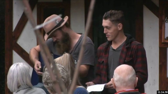 Brandon zingt een lied met de vriend van Brenda op gitaar - 8 september 2018