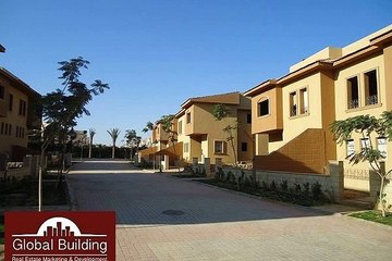 فيلا توين علي البحيره للبيع في كمبوند مون فالي 2