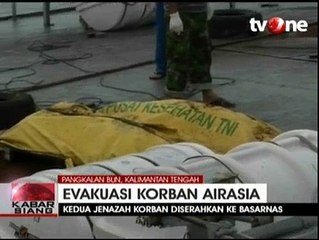 Download Video: Basarnas Terima 2 Jenazah Korban AirAsia dari KRI Teluk Sibolga