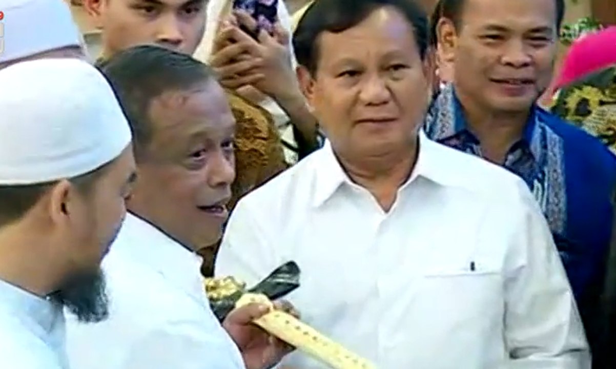 Simbol Kesatria, Prabowo Berikan Keris pada Djoko Santoso