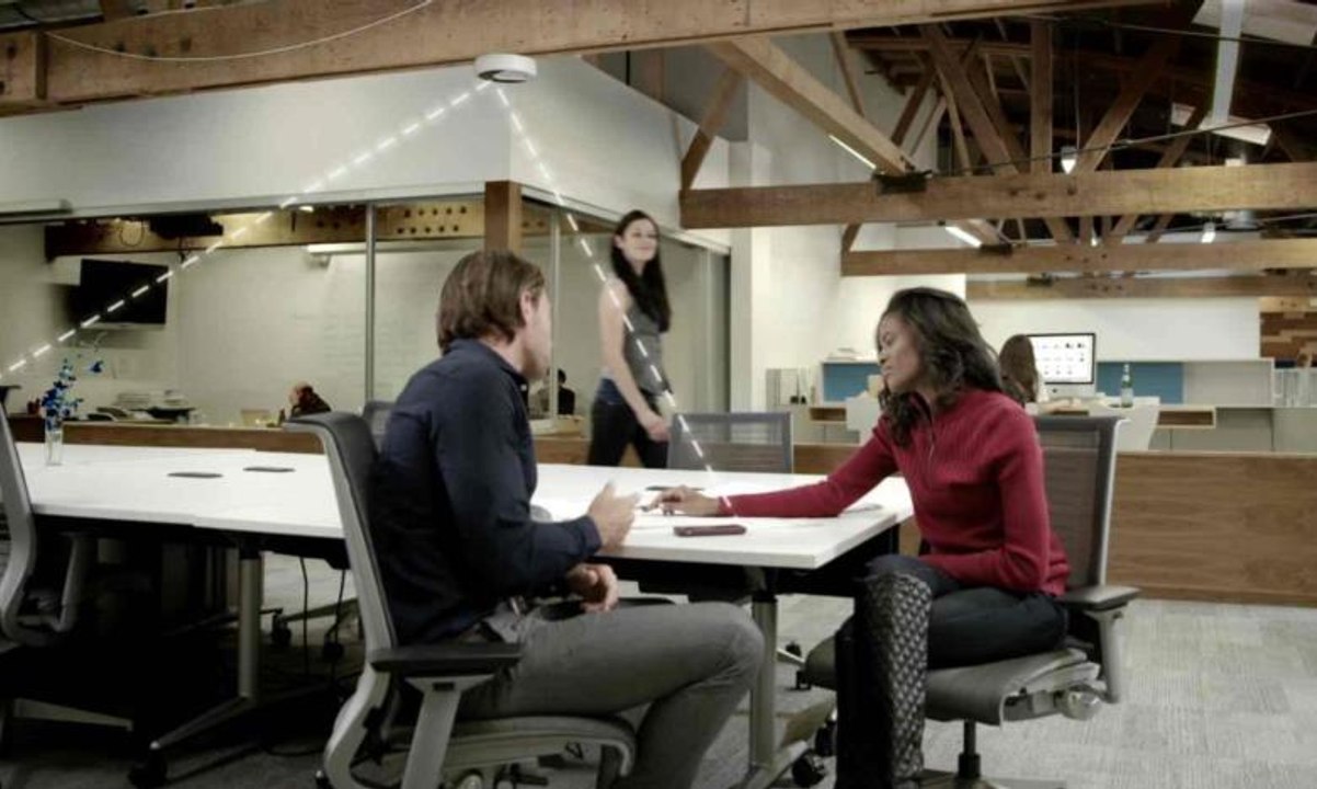 شاحن ثوري... ثبتوه على السقف واشحنوا هواتفكم من أي مكان في الغرفة!