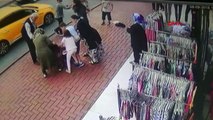 İki kadın sokak ortasında yumruk yumruğa kavga etti