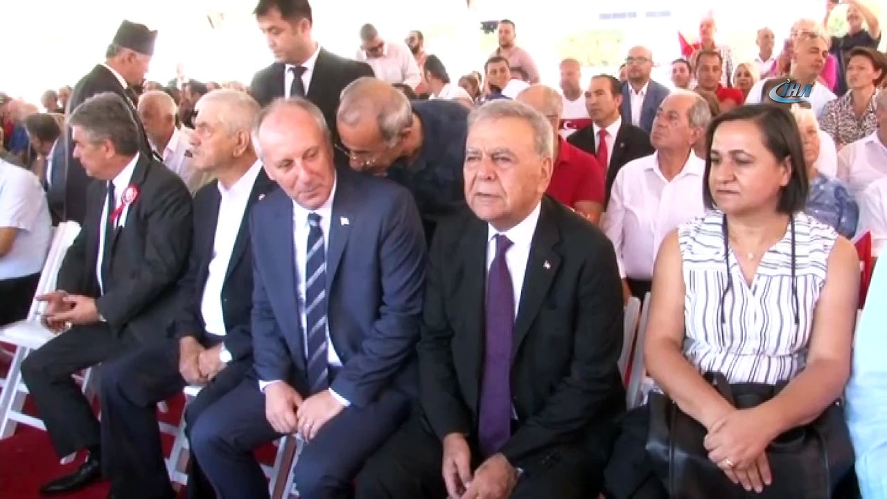 İzmir'in gurur günü... Muharrem İnce'nin katılımı ile 350 metrelik dev bayrak omuzlarda taşındı
