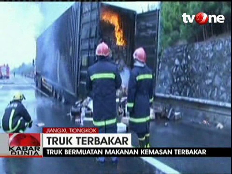Truk Pengangkut Makanan Kemasan Terbakar
