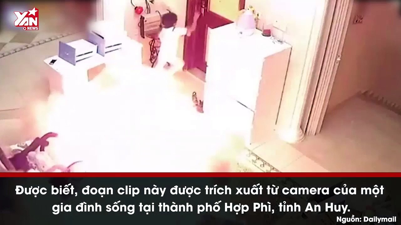 Clip xe điện cân bằng đột ngột phát nổ khi 2 đứa trẻ đang chơi trong nhà khiến CĐM phát hoảng