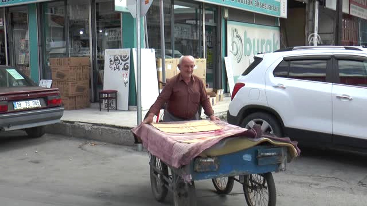 Horoz Halil Emmi" El Arabasıyla Ekmeğini Kazanıyor