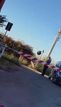 Quand tu fais coucou pour arrêter le train