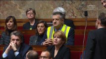 Jean Lassalle porte un gilet jaune à l'Assemblée nationale