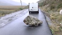 Ora News - Shoferë kujdes në rrugë! Rrëshqitje gurësh në Torovicë dhe Elbasan-Librazhd