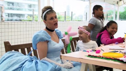 Elenco de AS AVENTURAS DE POLIANA visita crianças com câncer