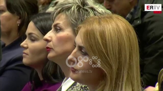 Ora News - Rama fajëson paraardhësit dhe paralajmëron vijimin e mbylljes së klasave kolektive