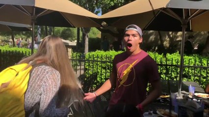 Une petite amie partie loin fait une surprise à son copain - Californie