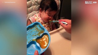 Halvsovende baby spiser med øynene igjen