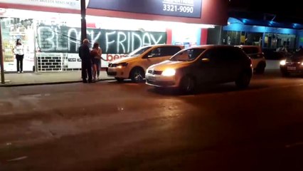 Carros batem em cruzamento da Av. Brasil