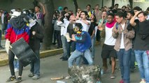 Choques con policía en protesta de universitarios venezolanos