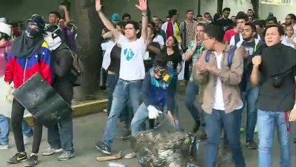 Universitários venezuelanos enfrentam polícia