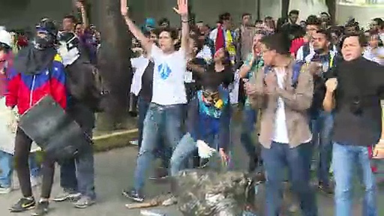 Universitários venezuelanos enfrentam polícia