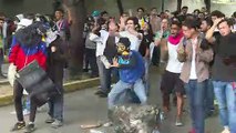 Choques con policía en protesta de universitarios venezolanos