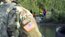 A la frontière du Texas, les soldats attendent la caravane