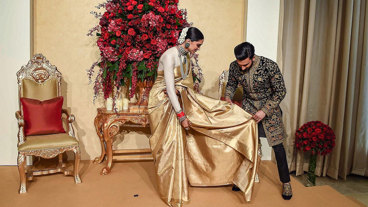 Deepika Padukone's reception saree is a gift from her mom | OneIndia News