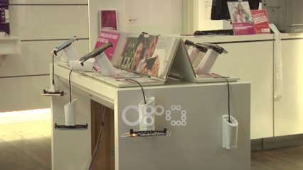 Ora News - Maskat grabisin dyqanin e operatorit telefonik në Vlorë, marrin para dhe celularë