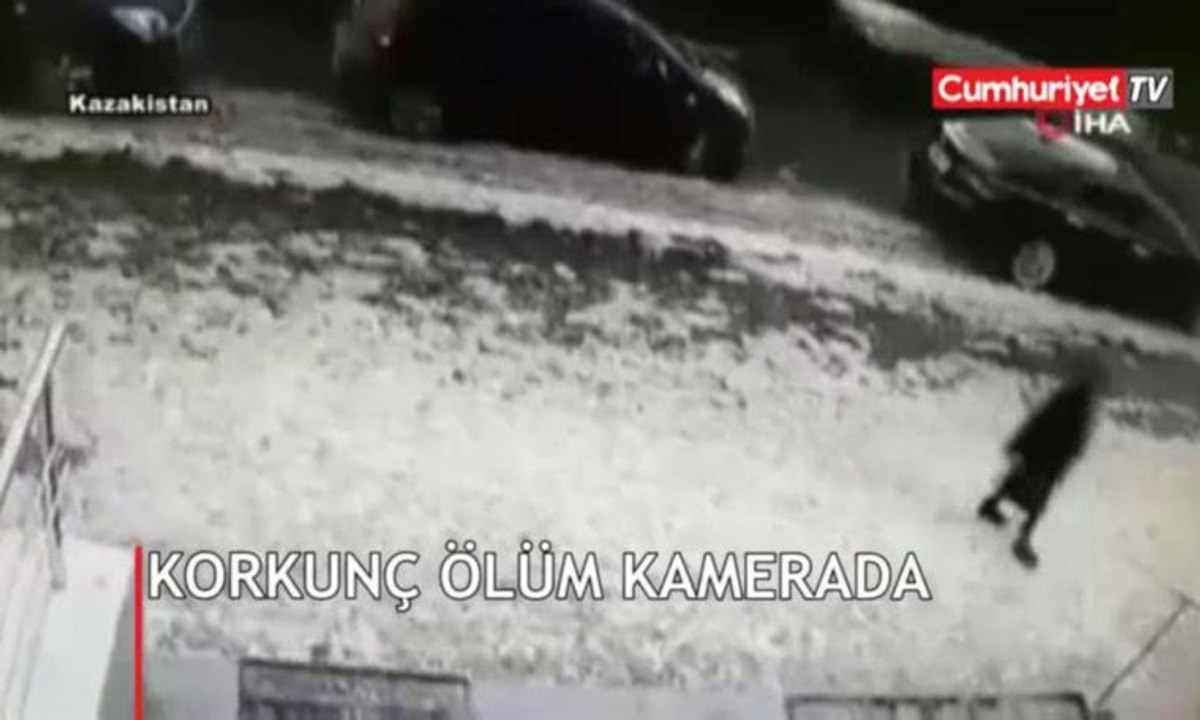 Korkunç ölüm! Yolda yürüken buz kütlesi sonu oldu
