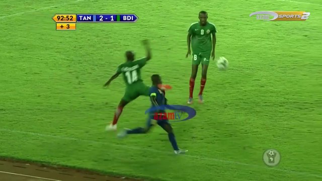Un africain tacle à la gorge son adversaire lors du match Tanzanie Burundi