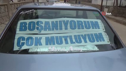 Eşinden Boşandı, Arabasının Arka Camına "Boşanıyorum, Çok Mutluyum" Yazısı Astı