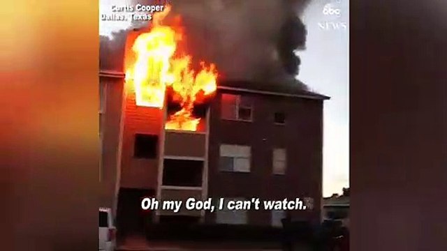 Les habitants d'un immeuble de Dallas sautent pour échapper à un incendie
