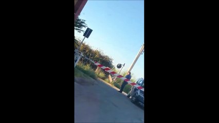Bloqué sur un passage à niveau, un automobiliste fait coucou pour arrêter un train à pleine vitesse