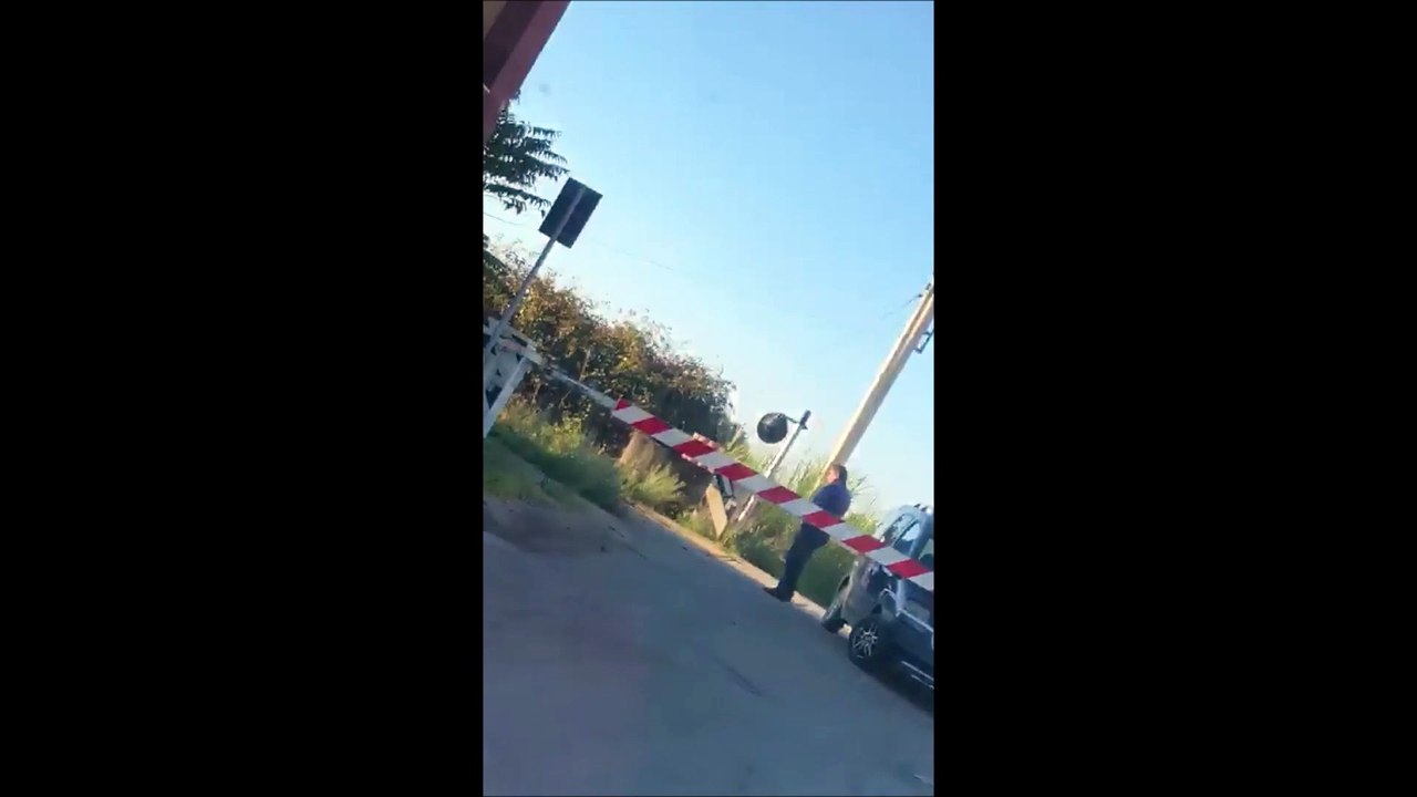 Bloqué sur un passage à niveau, un automobilist...