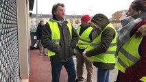 Gilets jaunes à Falaise. Le centre des impôts les accueille en fermant le rideau