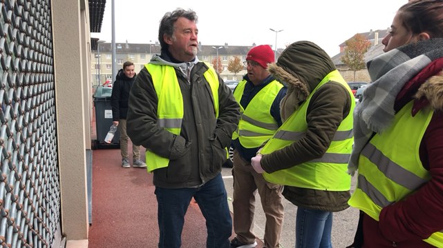 Gilets jaunes à Falaise. Le centre des impôts les accueille en fermant le rideau