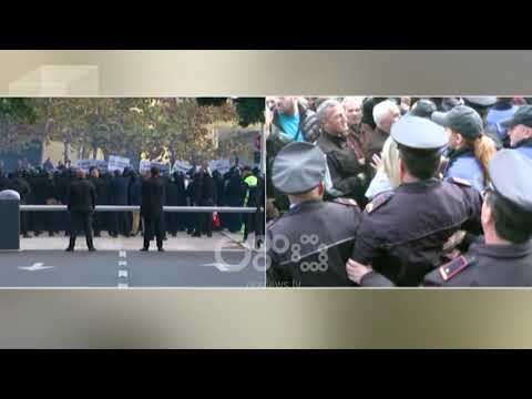 Ora News - Unaza e Madhe /Me kapsolla dhe tymues protestuesit tentojnë të hyjnë në Parlament