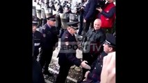 Report TV - Protestuesit godasin zv/ drejtorin e policisë së Tiranës