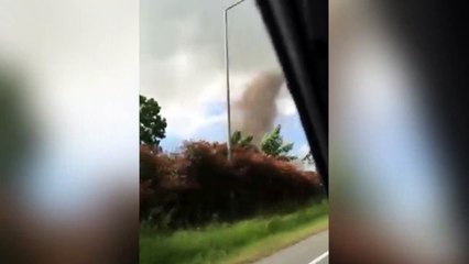 Una familia a escasos metros de este brutal tornado