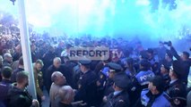 Report TV - Momentet kur arrestohet një nga protestuesit, 'lum' sharjesh ndaj policëve
