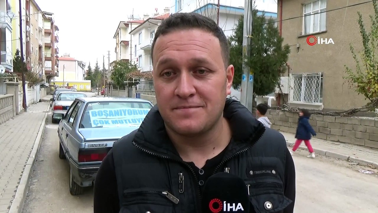 Eşinden Boşandı, Arabasının Arka Camına “Boşanıyorum, Çok Mutluyum” Yazısı Astı