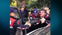 Report TV - Momentet kur arrestohet një nga protestuesit, 'lum' sharjesh ndaj policëve