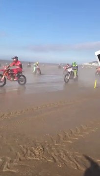 Un motard se retrouve en panne en pleine course et va risquer sa vie pour s'en sortir