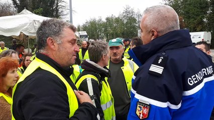 Tension entre les gilets jaunes et les gendarmes au rond-point de la Croix-de-Romans à Crest
