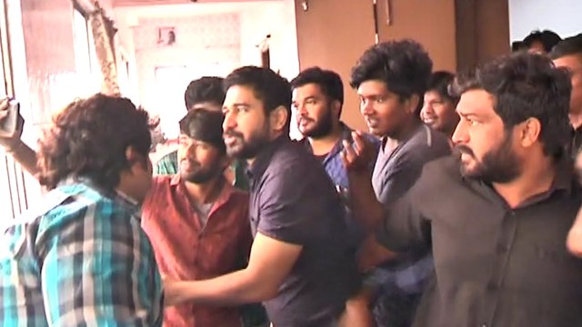 Roshagadu Movie Team Theater Coverage | Vijay Antony | Filmibeat Telugu
