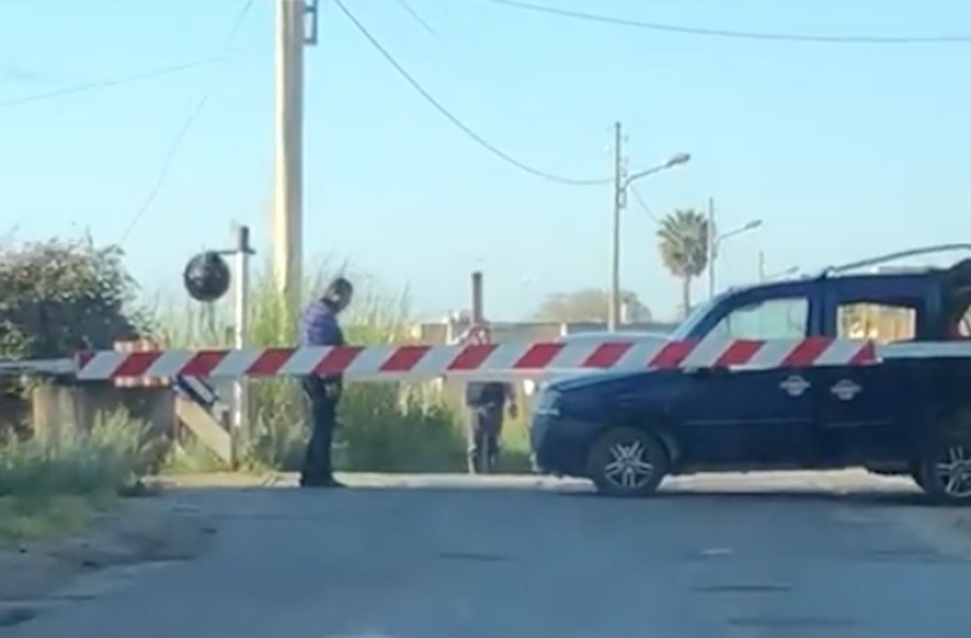En panne sur un passage à niveau, un automobiliste fait signe à un train pour qu'il s'arrête mais c'est le drame