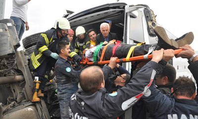 Otobüs ile vinç yüklü kamyon çarpıştı: 17 yaralı