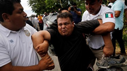 Скачать видео: La desconfianza marca la llegada de la sexta caravana de migrantes centroamericanos a México