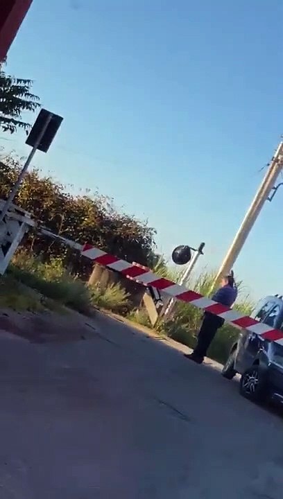 Un automobiliste bloqué à un passage à niveau pense qu’un petit coucou va faire arrêter le train