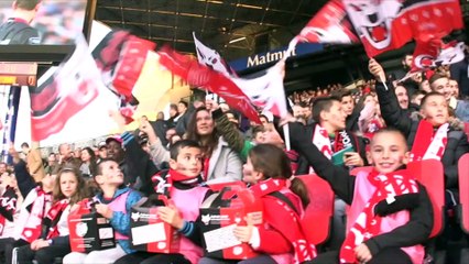 LOU/PAU. Carl Fearns et Toby Arnold préparent la box des P'tits LOU