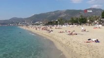 Antalya'da Güneşli Havayı Fırsat Bilenler Denize Akın Etti