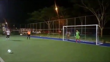 un chien qui passait par-là arrête un penalty !