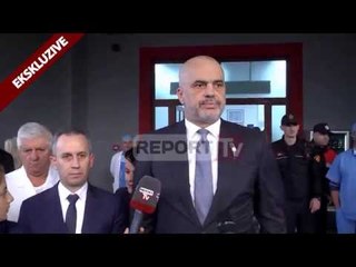 Rama viziton efektivët e plagosur  , një nga protestuesit tenton ta qëllojë me këpucë